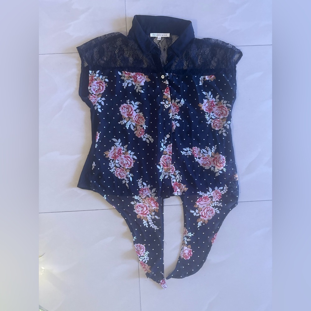Top daniel rainn sleeveless black/flowery/ lace blouse S Button Down Floral